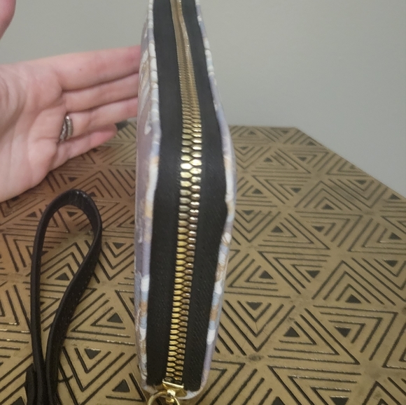 Betsey Johnson Blue Floral Wristlet Wallet - Picture 4 of 6